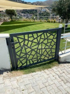 Lazer kesımlı kapı