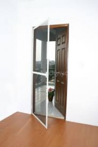 Menteşeli sineklik kapı